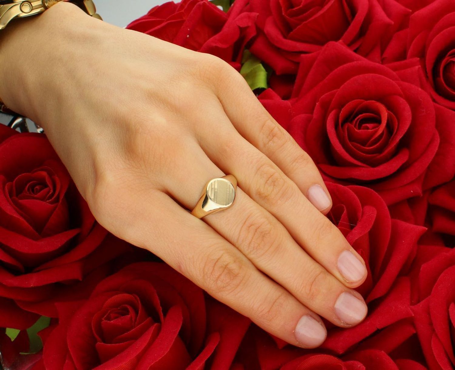 Złoty pierścionek Sygnet z grawerowanym wzorem próba 375, SY 69 375. Złoty sygnet z grawerowanym, prostym wzorem. Sygnet jest świetnym pomysłem na prezent, aby podkreślić ważność wydarzenia. 1.jpg